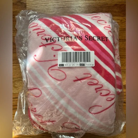 NWT Victoria’s Secret Plush Tote & Fleece Throw - Picture 2 of 5